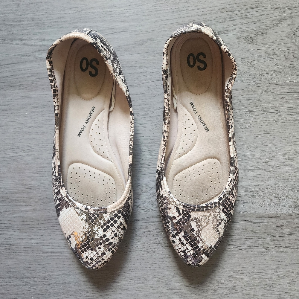 SO Women's Pointed Toe Snake Print Memory Foam Slip On Ballet Flats Size 8.5